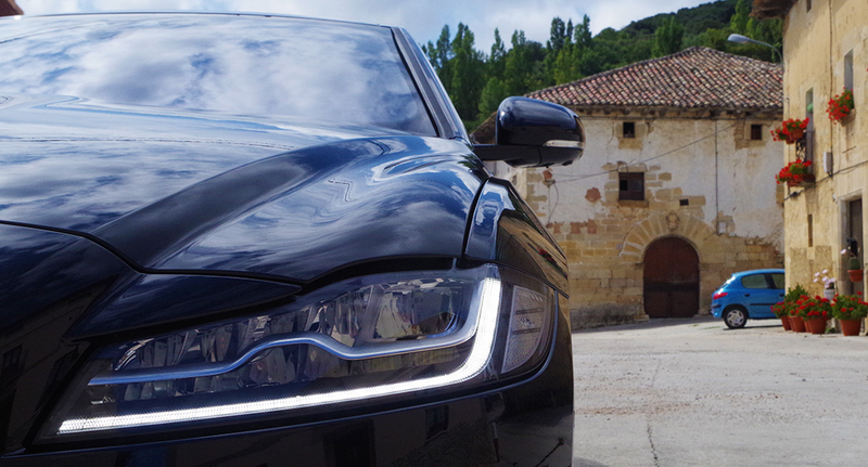 Illustration for article titled The 2016 Jaguar XF Is One Good Gimmick Short Of Perfection